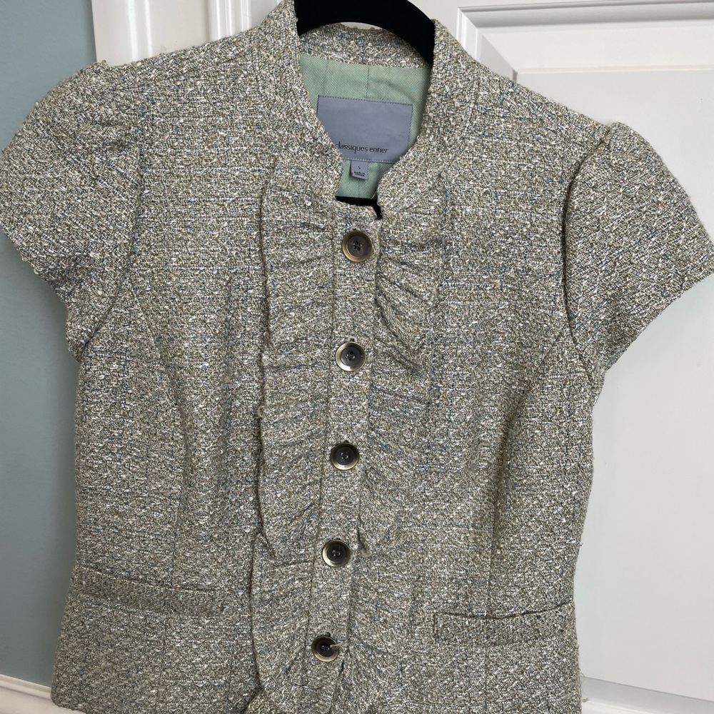 Gorgeous sleeveless jacket with gold and green hues